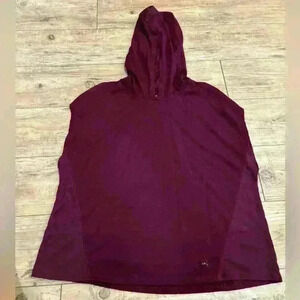 Woman’s Under Armour Maroon Sleeveless hooded Activewear Shirt Size Small